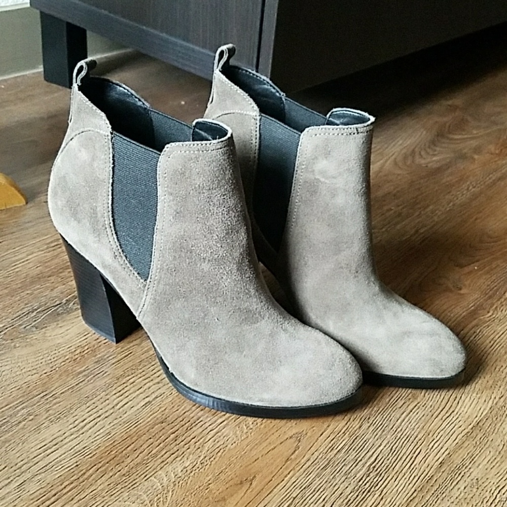 NWOT taupe/gray suede Marc Fisher booties